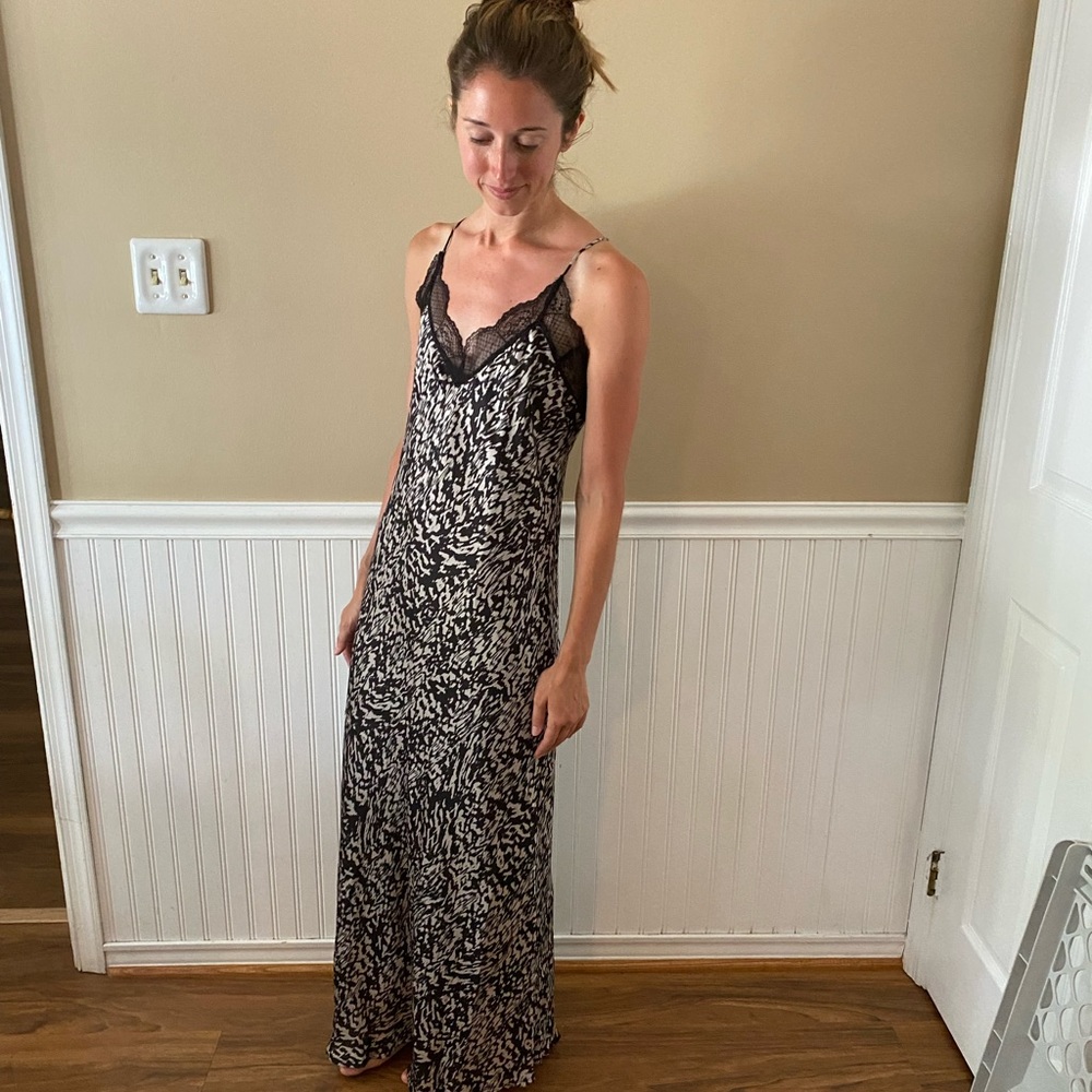 Vici boutique wedding guest dress. Never worn. In excellent condition.Size 2-4.